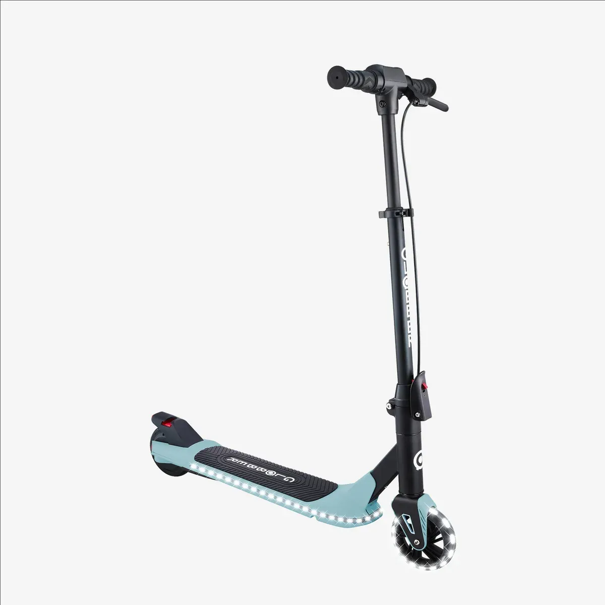 Trottinette électrique enfant Globber E8 dépliée, vue de trois quarts, avec son plateau à bandes lumineuses